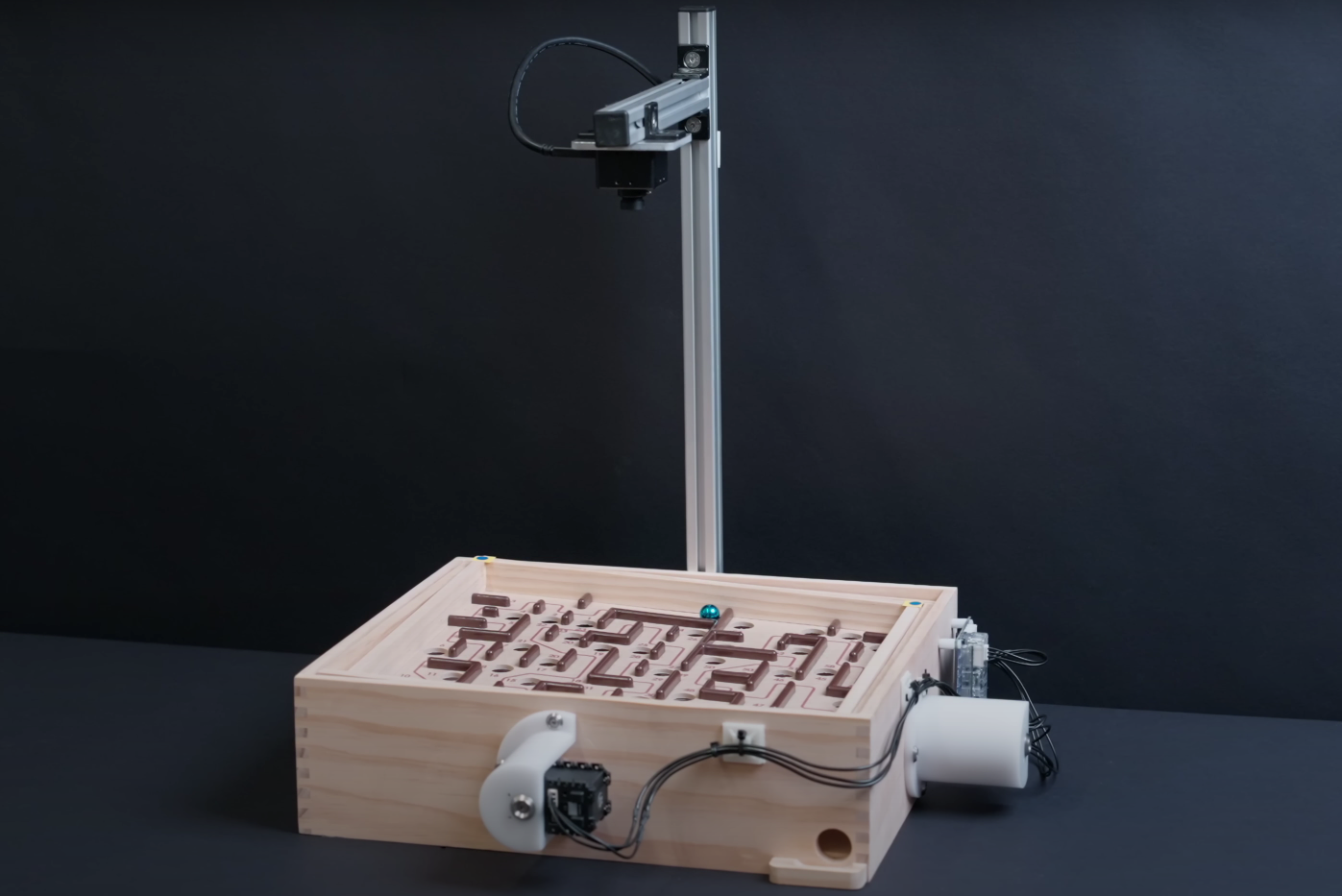 Artificial intelligence breaks the world record in the wooden balancing game Labyrinth