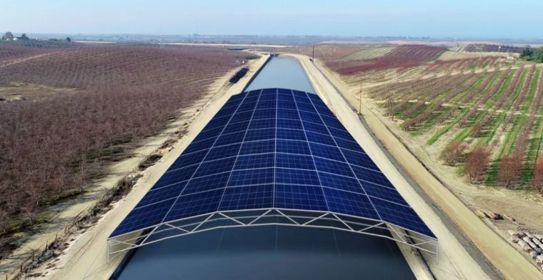 Amerika plaatst zonnepanelen op een rivier en dat heeft verrassende voordelen