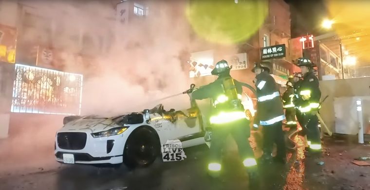 Woedende menigte vernielt zelfrijdende Waymo-taxi in San Francisco