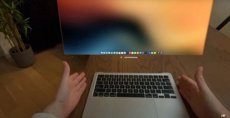 YouTuber hakt scherm van MacBook, gebruikt Apple Vision Pro als monitor