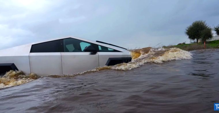 Tesla Cybertruck maakt indruk bij 'zwemles': hoe goed kan de auto tegen water?
