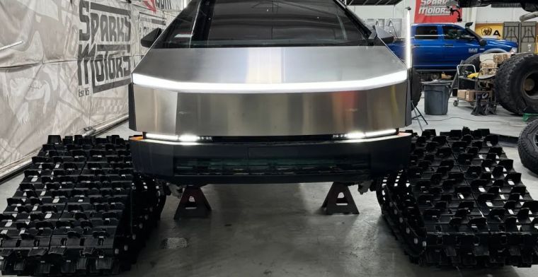 Tesla Cybertruck met rupsbanden in de sneeuw: dit lijkt wel een tank