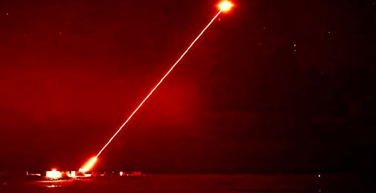 Superkrachtig laserwapen voor het eerst in actie te zien bij neerschieten drone