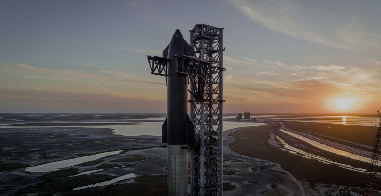 Derde keer wél gelukt: SpaceX lanceert grootste raket ooit
