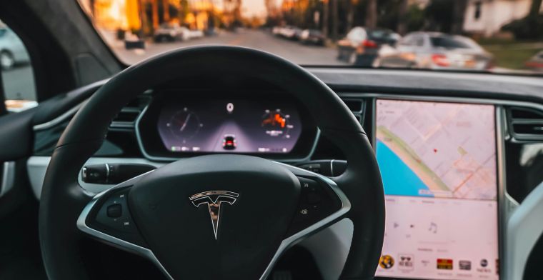 Nieuwe bèta zelfrijdende Tesla imponeert gebruikers: 'net een mens'