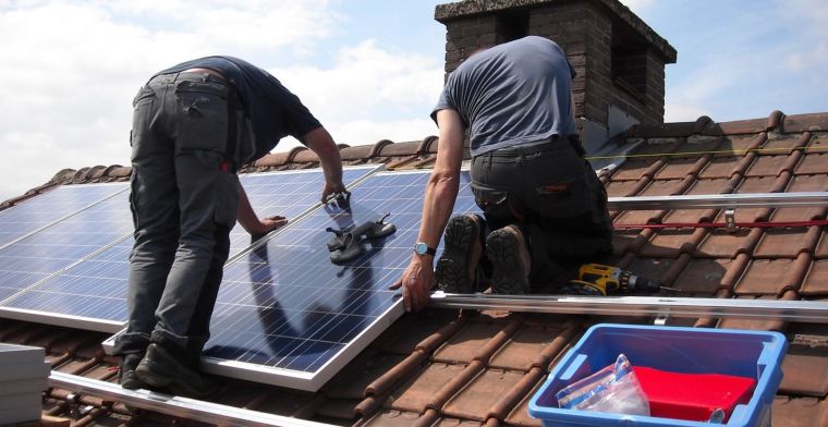 Energiebedrijven reageren op rapport ACM dat klanten met zonnepanelen extra geld kosten