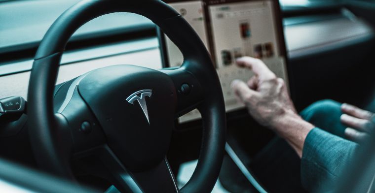 Betrapt: Tesla blokkeert Autopilot van Nederlandse trendwatcher met smartphone