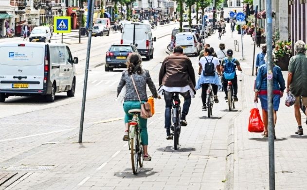 Snelle fietsers op de rijbaan: is dit de manier om het fietspad veiliger te maken?
