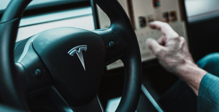 Vrouw neemt Tesla-handleiding te letterlijk, sluit zichzelf op in Model 3 van 46°C