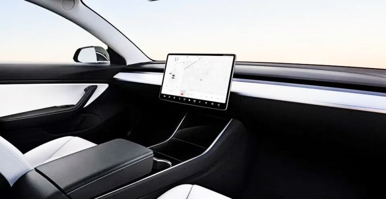 Tesla laat zien hoe je in de app een zelfrijdende Robotaxi bestelt